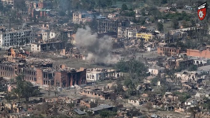 Záběr z dronu na Vovčansk, pořízený 2. června