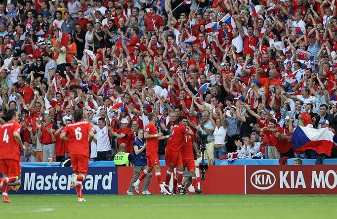 Jediný gól reprezentantů během utkání. Sionko (Česko) překonal Ricarda (Portugalsko). Češi slaví. Stav 1:1 vydržel až do konce první poloviny utkání.