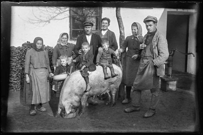 Ukázka z knihy „Negativy z popelnice 1900 – 1945“, obsahující archivní snímky neznámých autorů zachráněné Martinem Wágnerem v rámci iniciativy Negativy z popelnice.