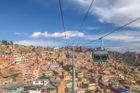 Největší zajímavostí administrativního města Bolívie je systém hromadné dopravy pomocí lanovek. Nabízí úchvatné výhledy a jedinečnou možnost nahlédnout do domácností místních obyvatel. A to doslova.