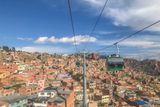 Největší zajímavostí administrativního města Bolívie je systém hromadné dopravy pomocí lanovek. Nabízí úchvatné výhledy a jedinečnou možnost nahlédnout do domácností místních obyvatel. A to doslova.