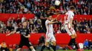 fotbal, Evropská liga 2018/2019, FC Sevilla - Slavia Praha, Simon Deli v souboji s Pablem Sarabiou