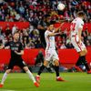 fotbal, Evropská liga 2018/2019, FC Sevilla - Slavia Praha, Simon Deli v souboji s Pablem Sarabiou