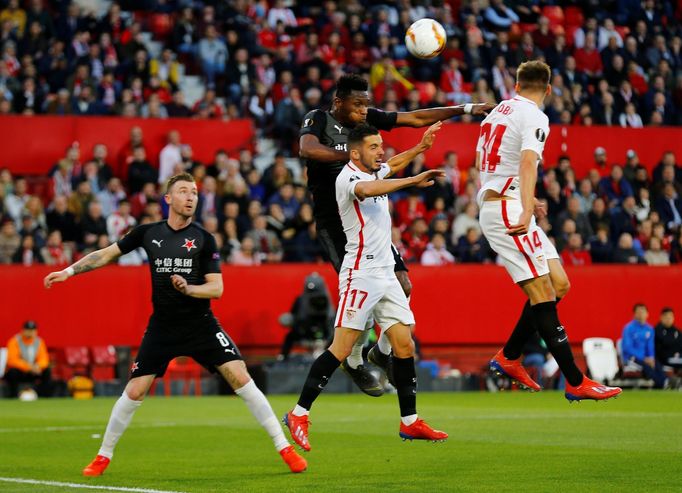 fotbal, Evropská liga 2018/2019, FC Sevilla - Slavia Praha, Simon Deli v souboji s Pablem Sarabiou