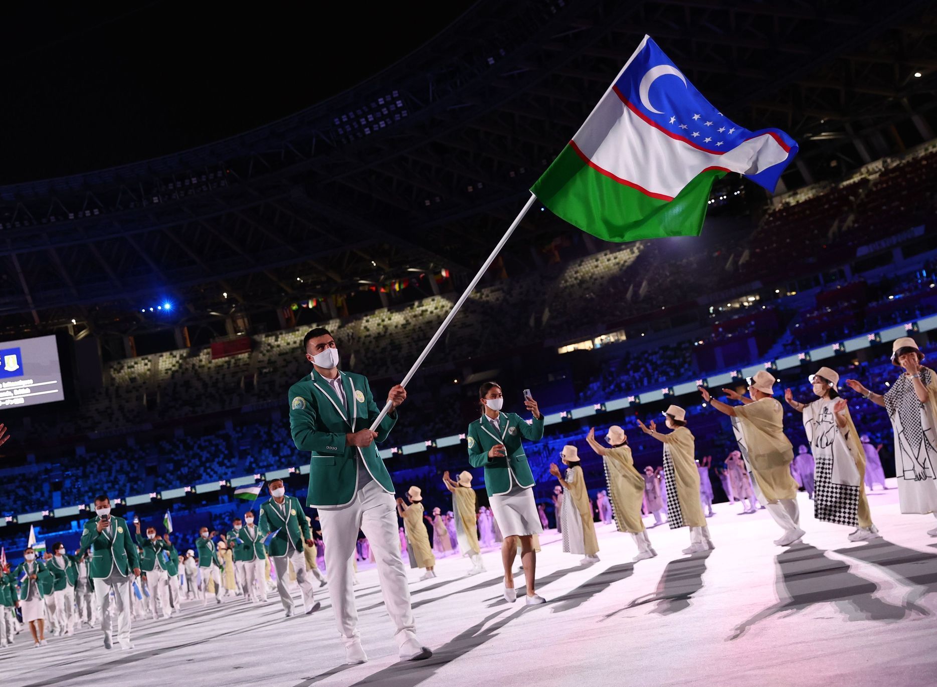 Uzbecká výprava při slavnostním zahájení olympiády v Tokiu 2020