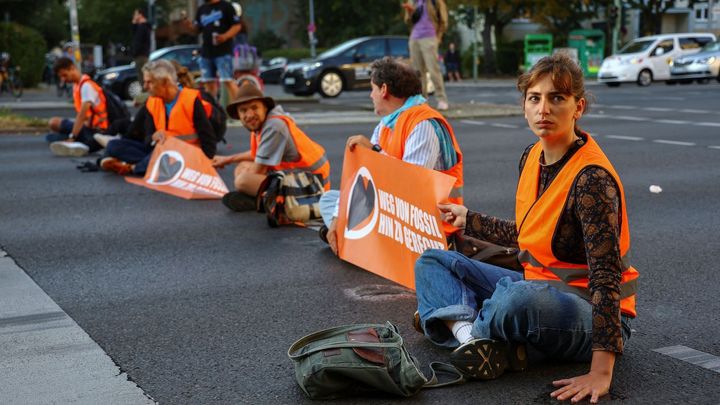 Aktivisté zablokovali Berlín, naštvaný řidič se je snažil odlepit od silnice