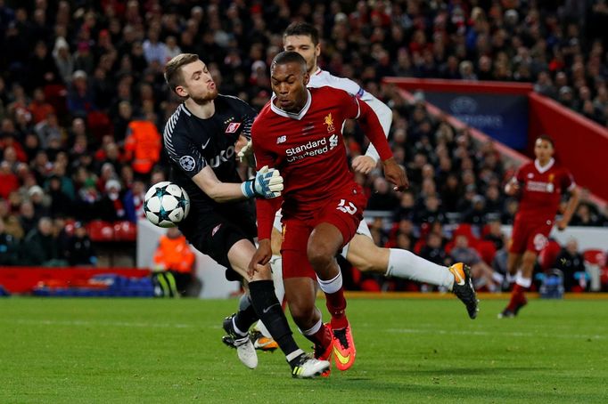 Daniel Sturridge z Liverpoolu obchází brankáře Spartaku Moskva Aleksandra Selichova