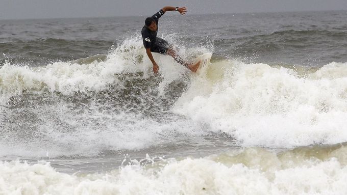 Hurikán Irene a jeho zábavnější tvář: Surfování v obřích vlnách