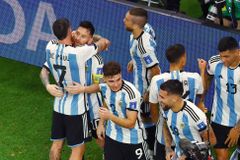 Argentina - Austrálie 2:1. Favorita podržel gólman. Messiho sen o titulu pokračuje