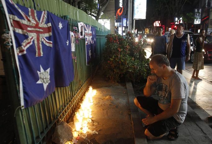 Australian Jan Laczynski prays for his friend who died during 2002 Bali bombing ahead of its 10th anniversary in Kuta, Bali resort island October 10, 2012. Eighty-eight Australians were among the 202 people killed in the attacks on the Sari Club and Paddy's Bar at the popular tourist area of Kuta on October 12, 2002. REUTERS/Murdani Usman (INDONESIA - Tags: CIVIL UNREST CRIME LAW ANNIVERSARY) Published: Říj. 10, 2012, 2:23 odp.