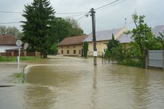 Nával deště zatopil Slavkov, varování před bouřemi trvá