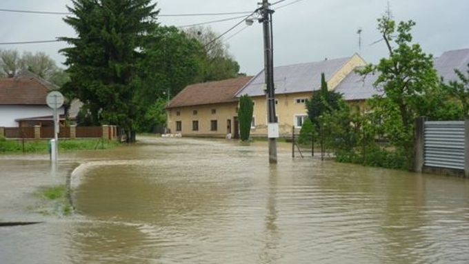Ulice Závodí v Kojetíně. Morava se zde vylila kolem 11. hodiny dopoledne a za 15 minut zalila celou ulici.
