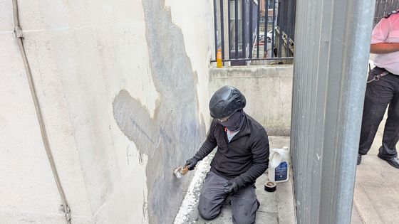 Britská cenzura si došlápla na kulturní ikonu. Banksy narazil se soudcovským muralem