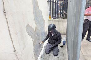 Britská cenzura si došlápla na kulturní ikonu. Banksy narazil se soudcovským muralem