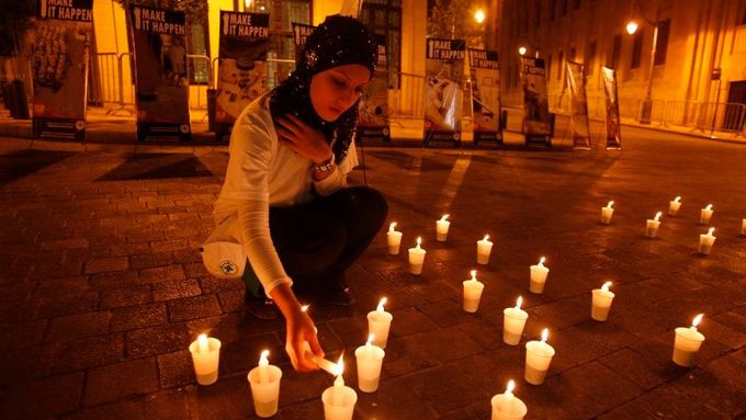 Oběti kazetových bomb si svět před měsícem připomněl Globálním dnem proti kazetovým bombám. Aktivistka zapaluje svíčku v Bejrútu.