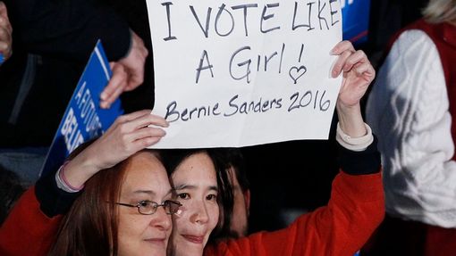 Hlasovala jsem jako dívka, hlásá jedna z fanynek Bernieho Sanderse.