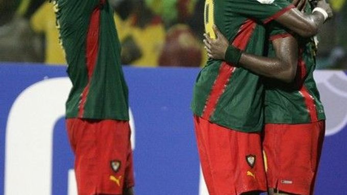 Kamerunští hráči oslavují vítěznou branku, kterou vstřelil střídající útočník Nkong.