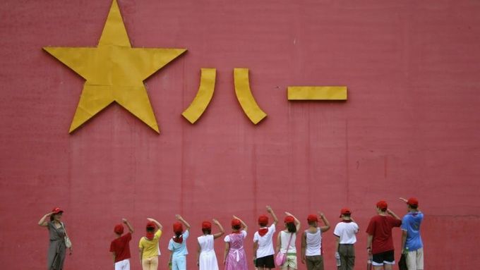 Děti salutují před vlajkou čínské lidové armády.