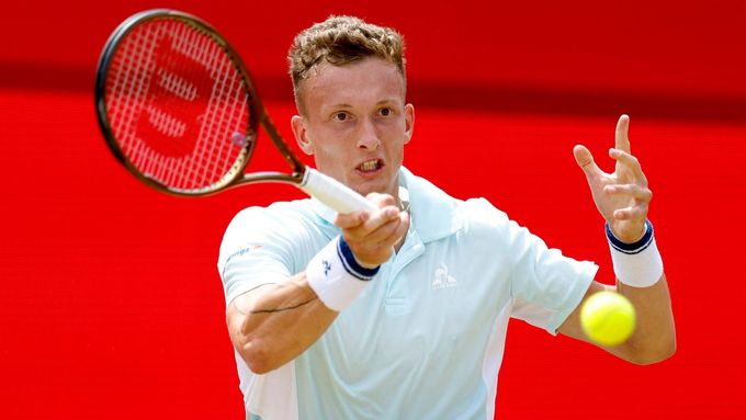 Jiří Lehečka při vítězném utkání s Alexem de Minaurem na turnaji v Londýně