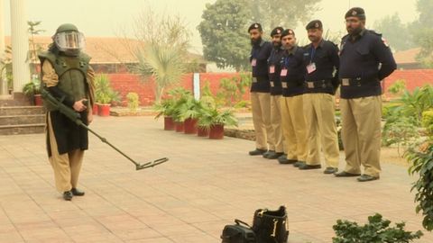 Policistka pilně cvičí, aby jako první žena v Pákistánu mohla likvidovat bomby