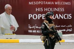 Nejrizikovější cesta v dějinách papežství. František v Iráku navštíví vypálené město