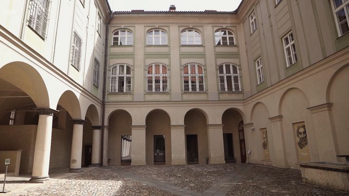 Ústav šlechtičen z roku 1755 je barokně-klasicistní palácová stavba, kterou v Praze najdeme v někdejším renesančním Rožmberském paláci.