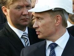 Ruský prezident Vladimir Putin a šéf Gazpromu Alexej Miller u příležitosti otevření ropovodu "Modrá roura" na čerpací stanici Botas v tureckém černomořském městě Samsun 17. listopadu 2005.