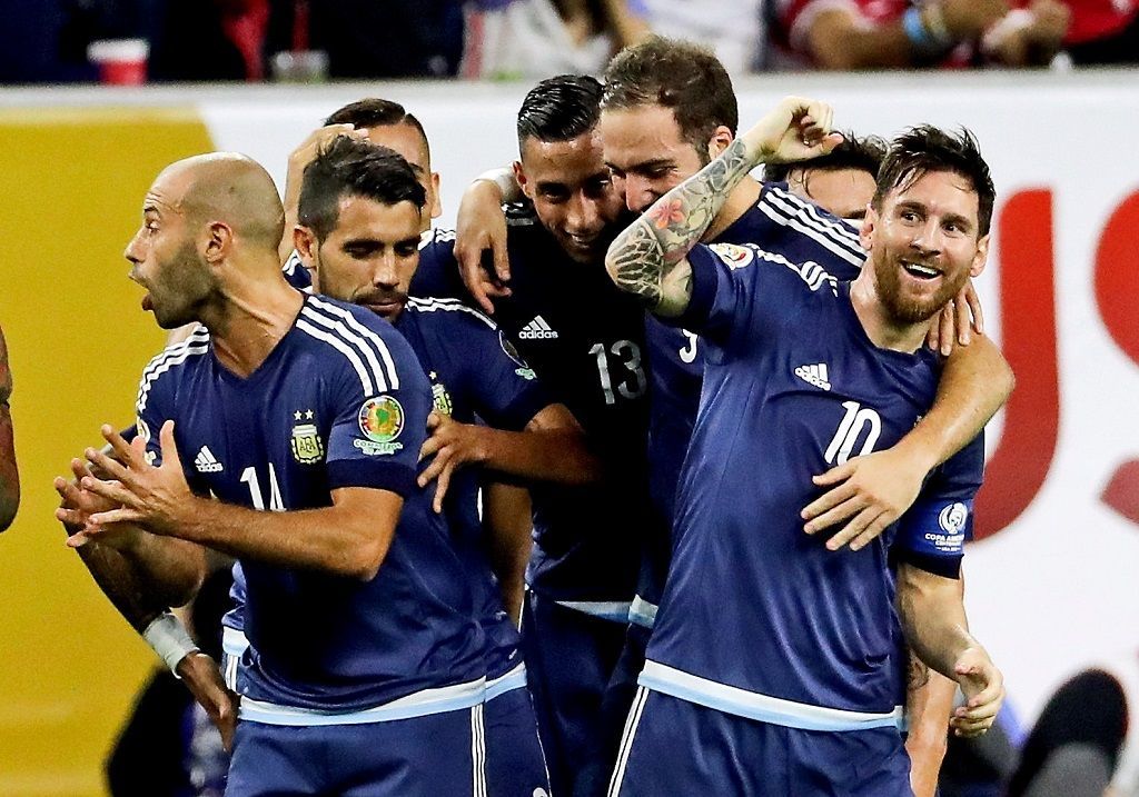 Lionel Messi a jeho spoluhráči se radují z postupu Argentiny do finále Copa América