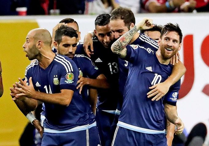 Lionel Messi a jeho spoluhráči se radují z postupu Argentiny do finále Copa América