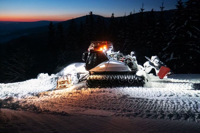 Rolbování sjezdovek v Rokytnici nad Jizerou.