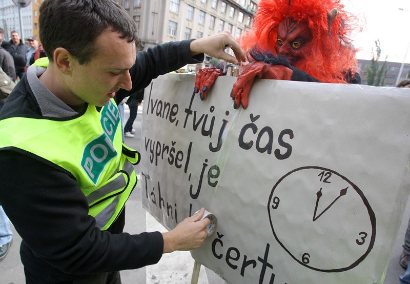 Demonstrace policistů a hasičů před ministerstvem vnitra
