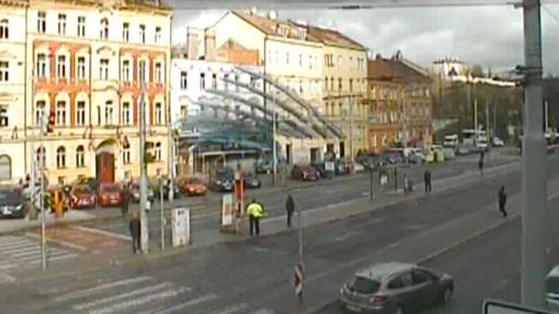 Lešení se zřítilo k zemi. Sledujte bezpečnostní kamery z pražské Otakarovy ulice