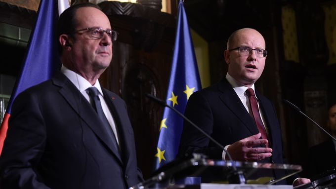 François Hollande a Bohuslav Sobotka při jednání v Praze.