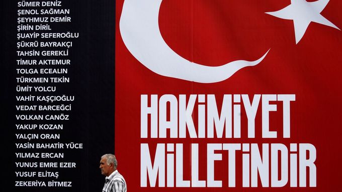 Na Taksimském náměstí v Istanbulu visí banner se jmény lidí, kteří zemřeli během nepodařeného pokusu o převrat.