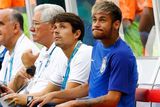 Zraněný Neymar musel sledovat trápení svých spoluhráčů opět jen z lavičky.
