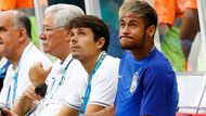 Zraněný Neymar musel sledovat trápení svých spoluhráčů opět jen z lavičky.