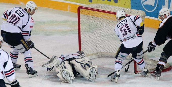 Extraliga, Sparta Praha - Piráti Chomutov: Jaroslav Hlinka - Jan Rutta, Matúš Kostúr a Lukáš Pulpán