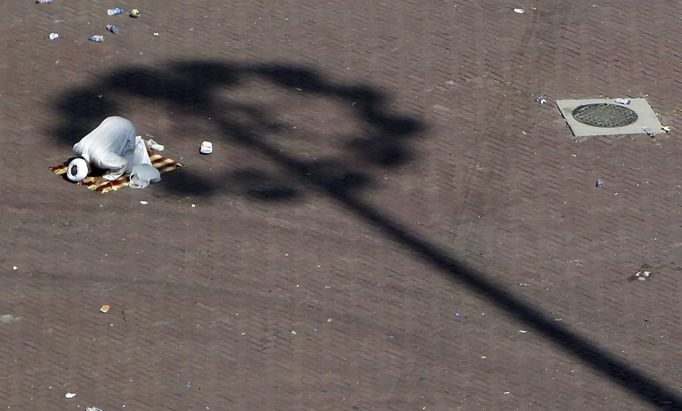 A Muslim pilgrim prays after casting stones at walls symbolising Satan as part of a haj pilgrimage rite on the third day of Eid al-Adha in Mina, near the holy city of Mecca October 28, 2012. REUTERS/Amr Abdallah Dalsh (SAUDI ARABIA - Tags: RELIGION) Published: Říj. 28, 2012, 4:29 odp.