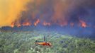 Air crews battle the Wood Hollow fire, north of Fairview, Utah, June 26, 2012. More than 500 structures have been threatened by the Wood Hollow fire, forcing up to 1,500 people from homes. REUTERS/George Frey (UNITED STATES - Tags: ENVIRONMENT DISASTER) Published: Čer. 26, 2012, 9:20 odp.