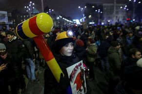 Létaly dýmovnice i petardy. Zbabělci, vzkázali demonstranti rumunské vládě. Sešly se jich statisíce