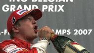Finský pilot stáje Ferrari F1 Kimi Räikkönen se raduje z triumfu ve Velké ceně Belgie.