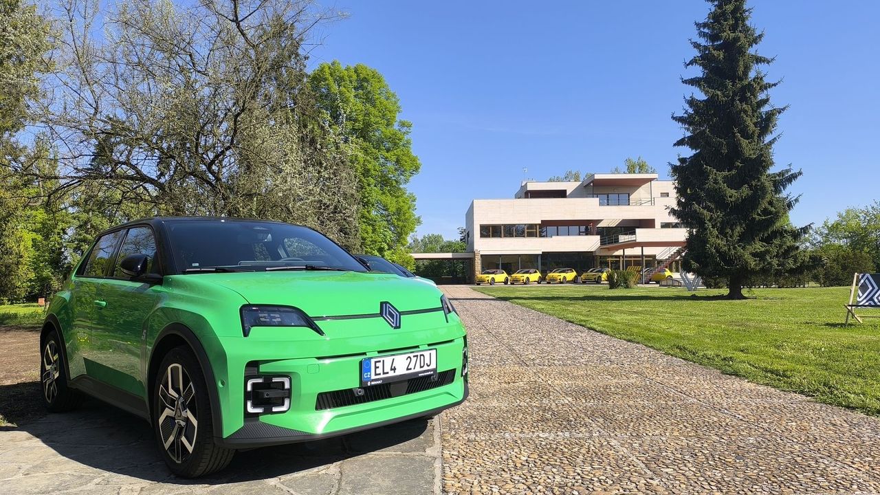 "Šéfovo auto" už dorazilo. Renault 5 je konečně v Česku, přijel i s novou výbavou