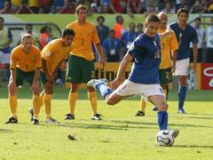 Italský útočník Francesco Totti (v modrém) proměňuje penaltu v poslední minutě zápasu s Austrálií.