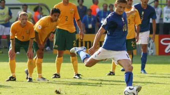 Italský útočník Francesco Totti (v modrém) proměňuje penaltu v poslední minutě zápasu s Austrálií.