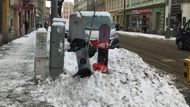 Místo do stopy nebo na sjezdovku vyrazili do příkrých ulic Žižkova i běžkaři a dokonce snowboardisti.