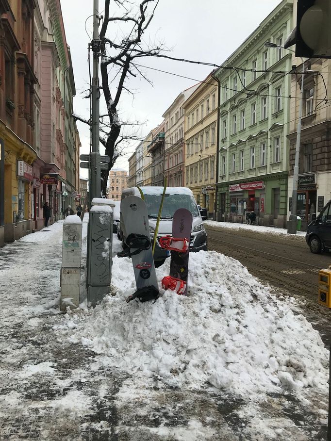 Místo do stopy nebo na sjezdovku dnes vyrazili do příkrých ulic starého Žižkova i běžkaři a dokonce snowboardisti. Podmínky si
pochvalují.