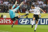 Německý útočník Miroslav Klose (vpravo) se marně snaží překonat polského gólmana Artura Boruce.