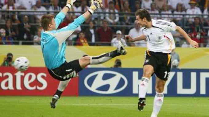 Německý útočník Miroslav Klose (vpravo) se marně snaží překonat polského gólmana Artura Boruce.