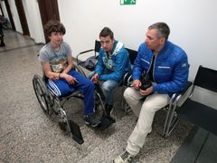 Zranění z Majdanu v Prahe - Dmytro Lobač (vpravo v modré bundě) a šestnáctiletý Saško Kozlovskyj (vlevo).