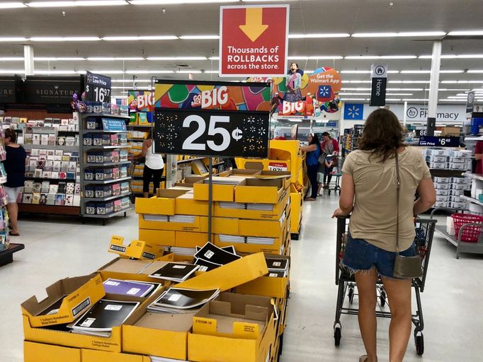 Nákupy v obchodě Walmart.